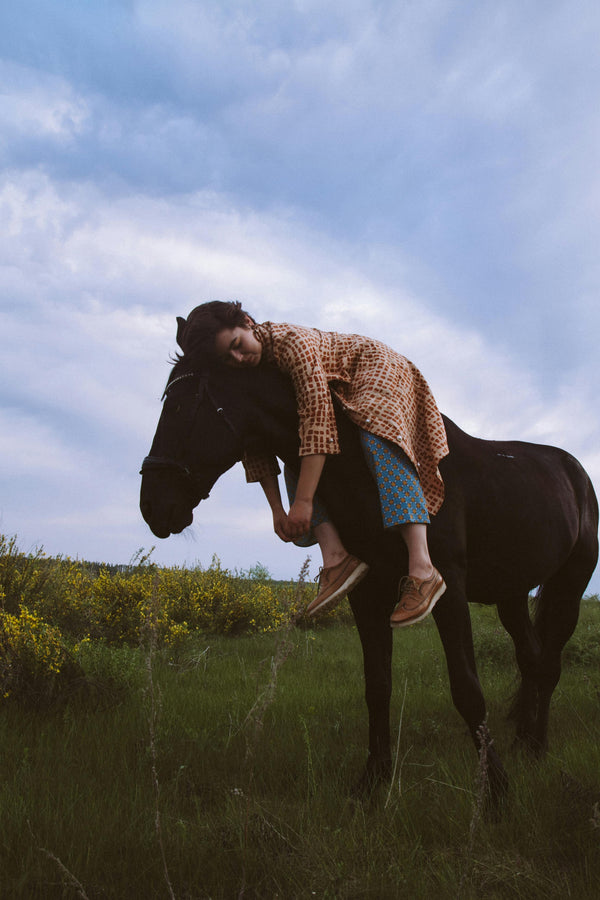 Jeune cavalière et son cheval, représentant l'amour du monde équestre et l'hommage sur-mesure aux grands animaux d'exception