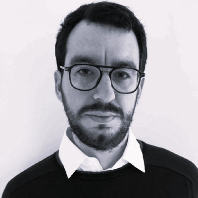 Alexandre, Co-fondateur, Expert en relation client, passionné d’art et de création manuelle.