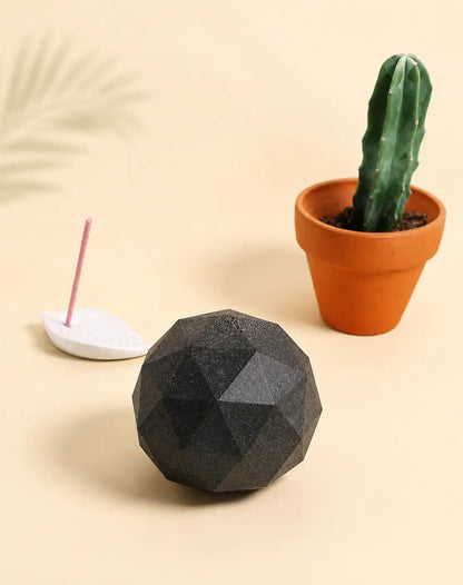 Tiergedenkstück POLARIS im polygonalen Stil, präsentiert in einer minimalistischen Inneneinrichtung