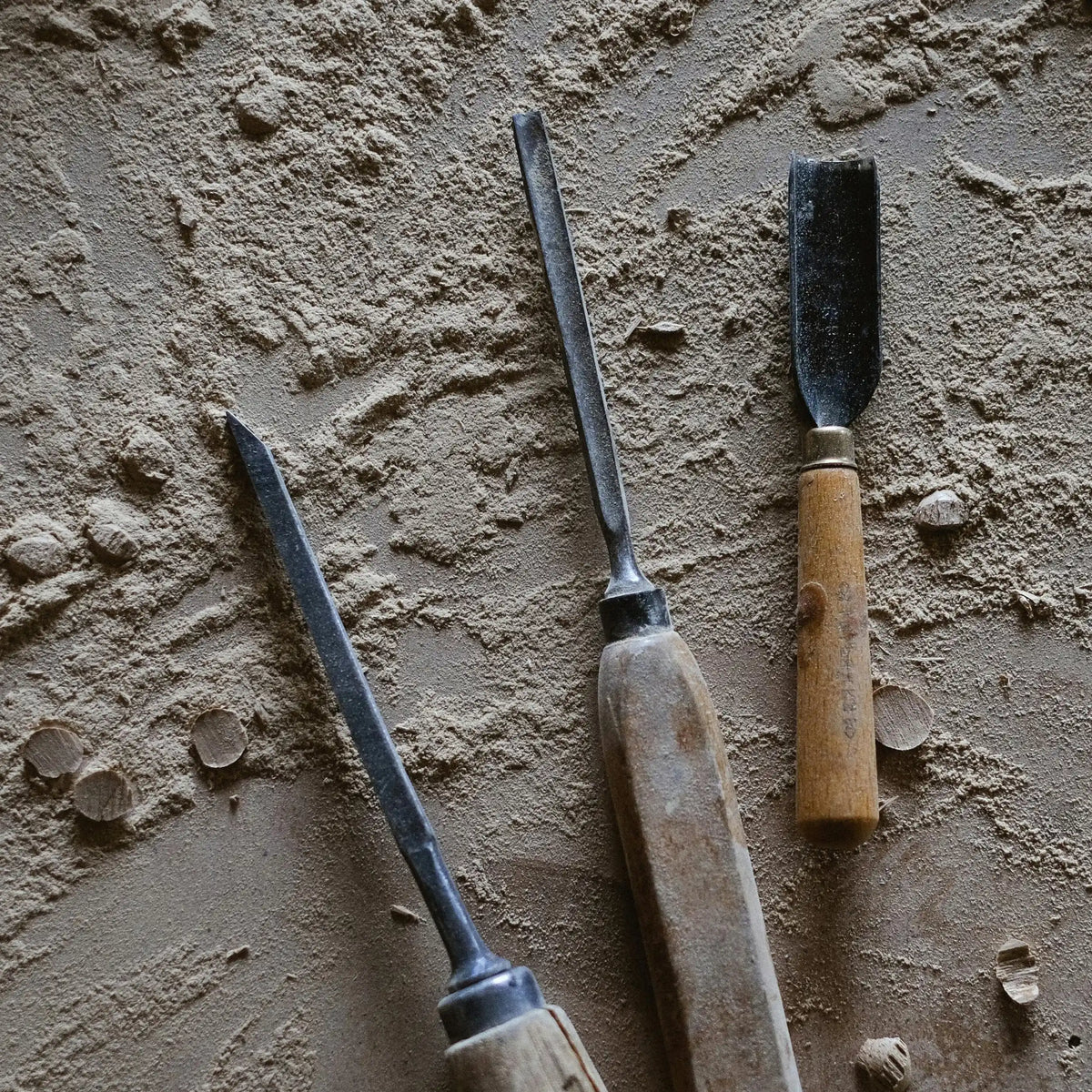 Outils de sculpture traditionnels utilisés pour façonner et sublimer les statues funéraires d'animaux en gris anthracite