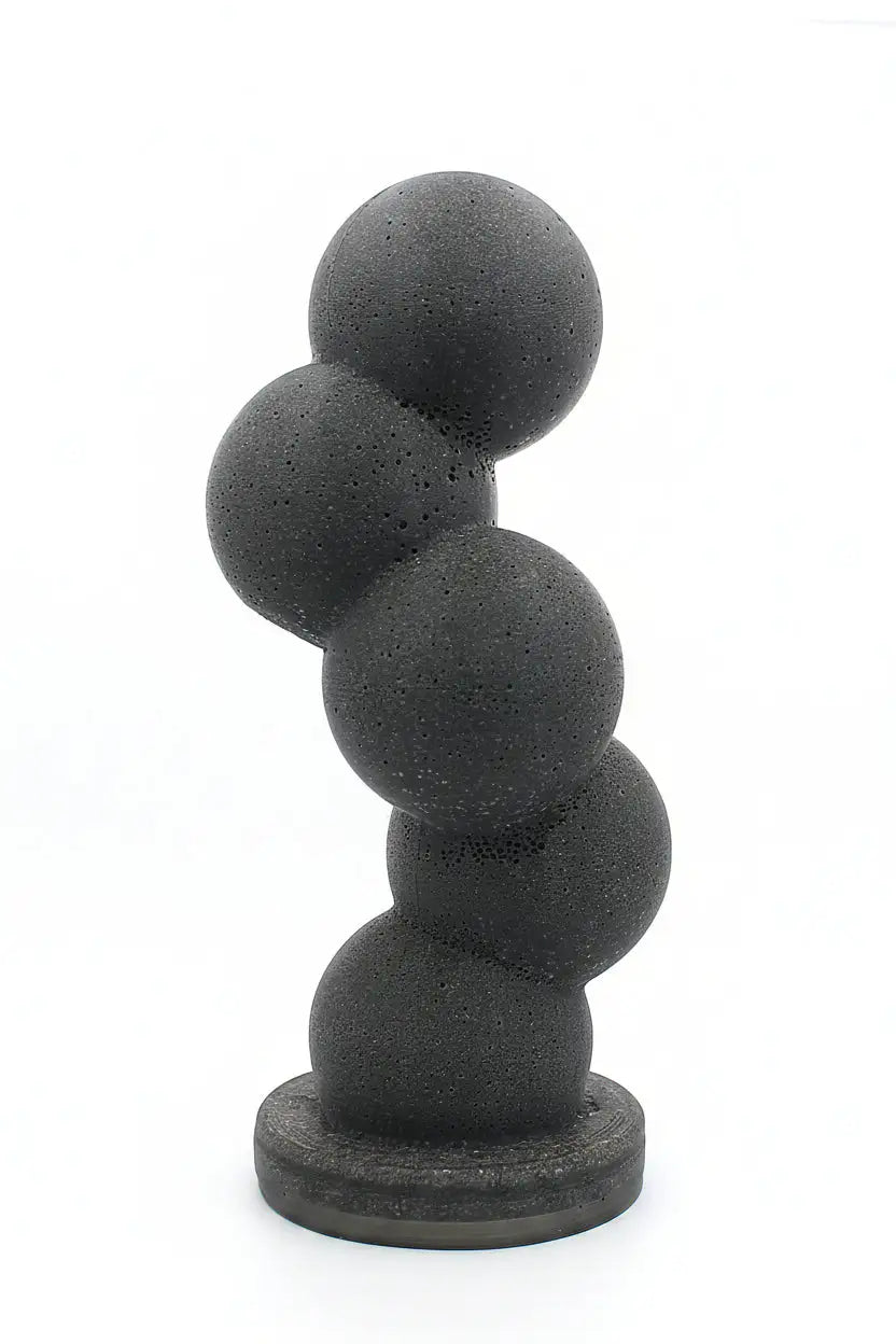 Vue arrière de la sculpture funéraire AXIS, finitions soignées et texture de la statue en cendres d'animaux
