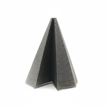 Trauerskulptur in Pyramidenform PRISME für Tierasche, mineralgraue Farbe