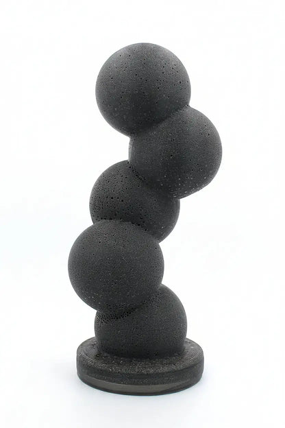 Sculpture hommage AXIS en sphères empilées pour cendres d'animaux, design vertical gris