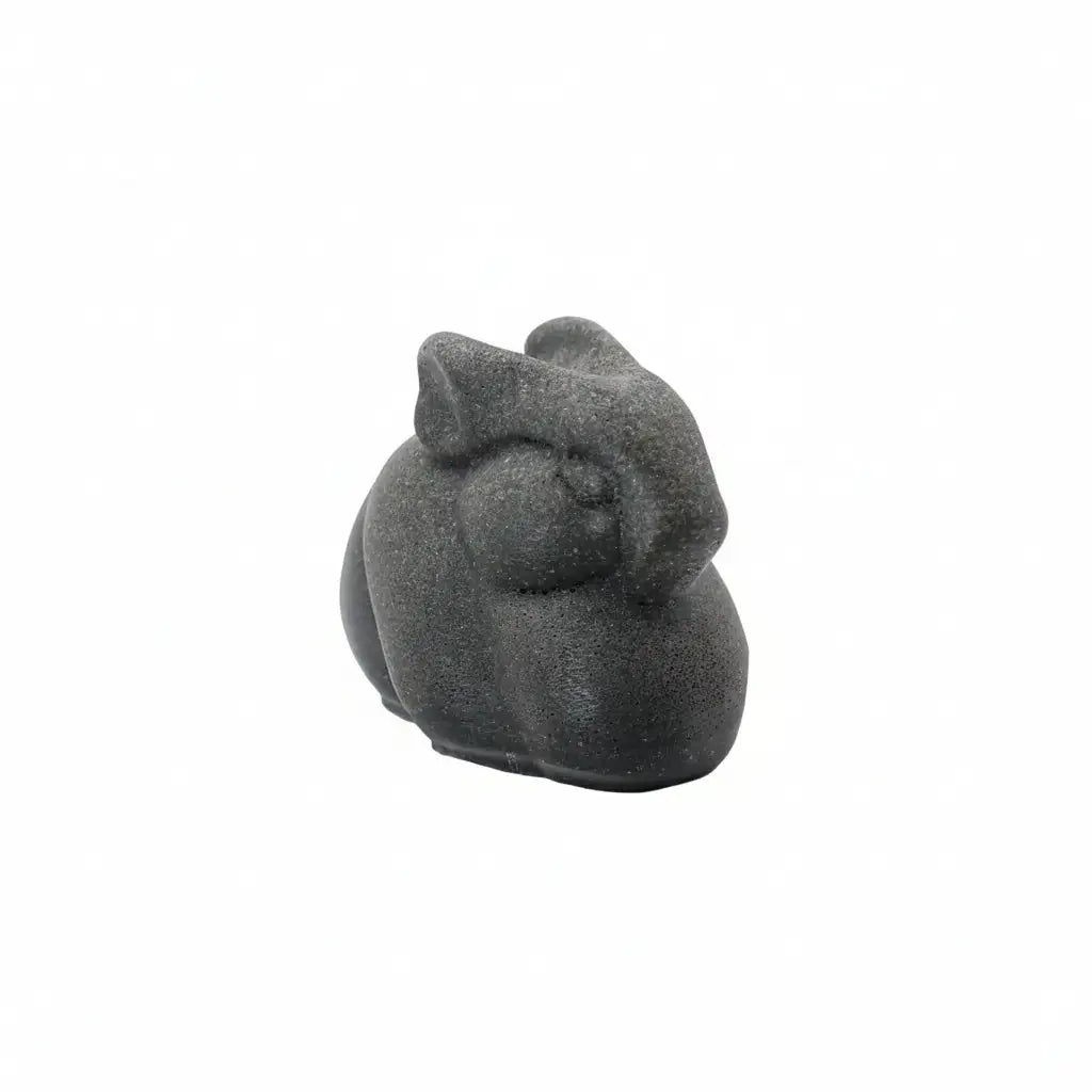 Detail der Rundungen der Gedenkskulptur für Kaninchen Douceur im minimalistischen Design, personalisiertes Andenken nach der Einäscherung.