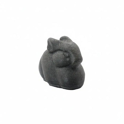 Detail der Rundungen der Gedenkskulptur für Kaninchen Douceur im minimalistischen Design, personalisiertes Andenken nach der Einäscherung.