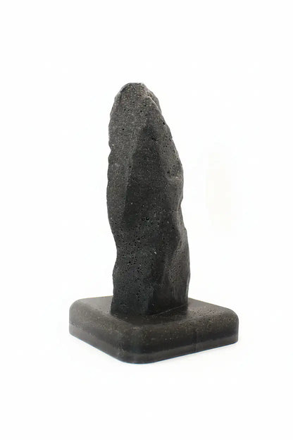 Vertikale Skulptur im Stil eines Menhirs von Carnac, Seitenansicht