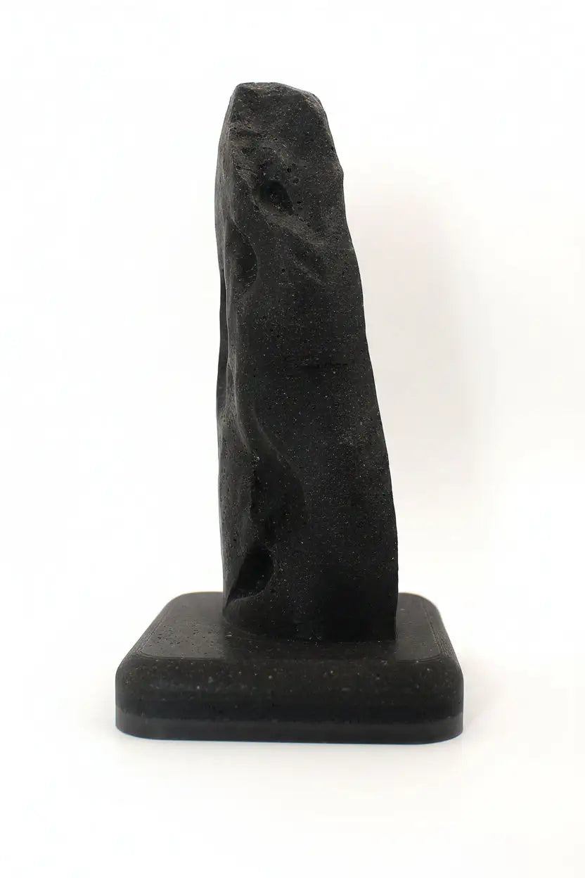 Skulptur im Stil eines Menhirs von Carnac für Tierasche, linke Seitenansicht in Grau