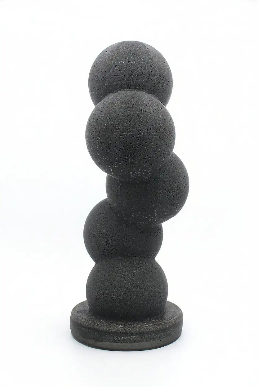 Vue arrière de la sculpture funéraire AXIS, finitions soignées et texture de la statue en cendres d'animaux