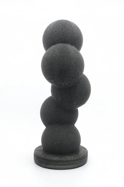 Vue arrière de la sculpture funéraire AXIS, finitions soignées et texture de la statue en cendres d'animaux