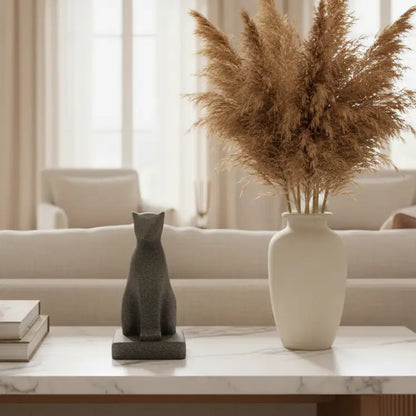 Hommage moderne pour chat avec la sculpture gris anthracite posée élégamment sur une console en bois de salon