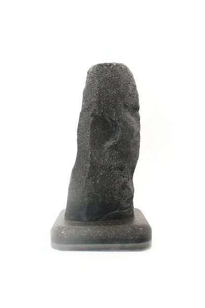 Monumentstatue Géant du Manio als Tierhommage, Frontansicht