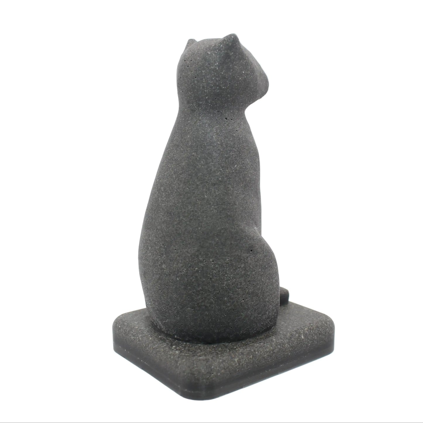 Statue funéraire de chat vue de dos mettant en valeur la silhouette élancée et sobre