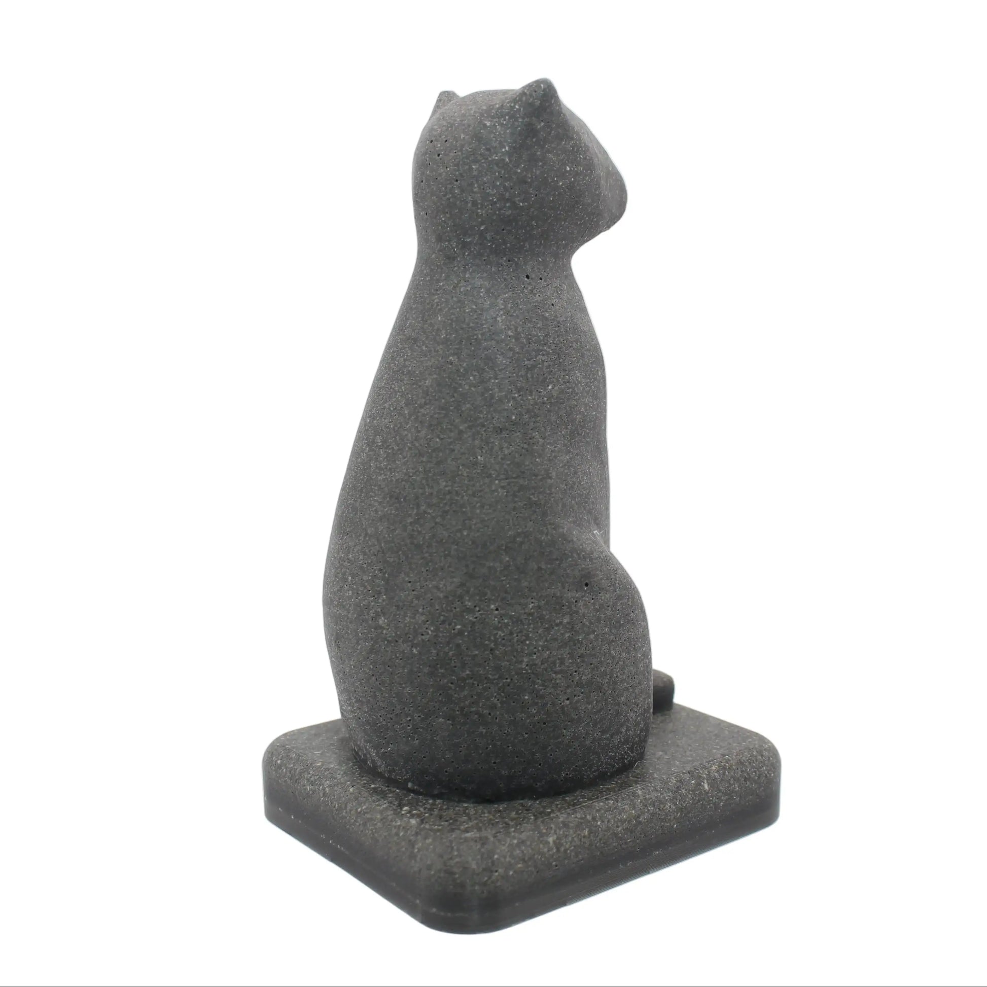 Statue funéraire de chat vue de dos mettant en valeur la silhouette élancée et sobre