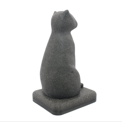 Statue funéraire de chat vue de dos mettant en valeur la silhouette élancée et sobre
