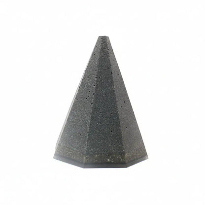 Rückansicht der Gedenkstatue PRISME in Pyramidenform, sorgfältige und schlichte Verarbeitung