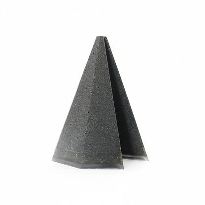 Seitenansicht der Aschepyramide PRISME mit geometrischen Linien und der schlanken Spitze